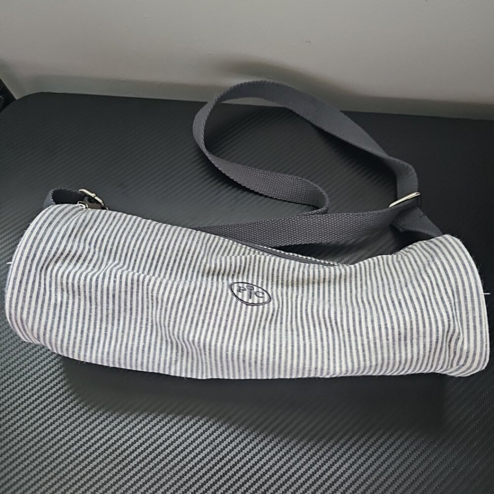 Pampered Chef White and Gray Wine Travel Shoulder Bag
